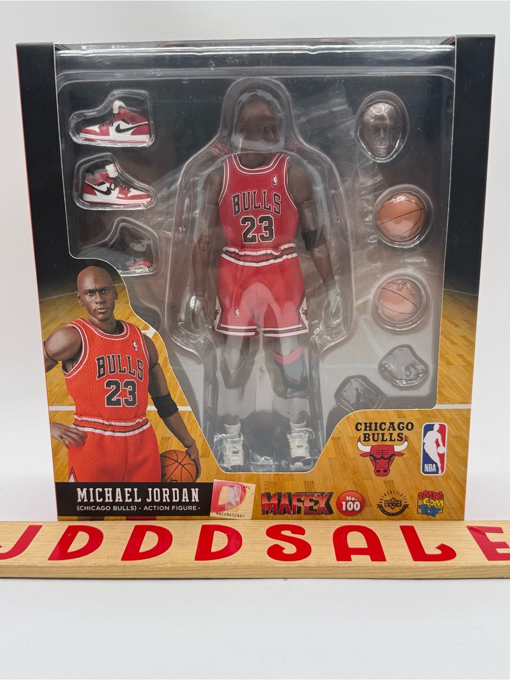 2020 Medicom Toy MAFEX MICHAEL JORDAN Chicago Bulls No. 100 Collectible Figure